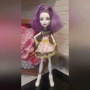 Monster High 2010 Mattel Ghoul Sports Spectra Vondergeist Doll Tennis